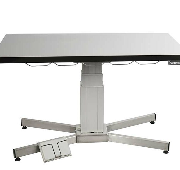 OP-Tisch mit elektrischer Mittelsäule und flacher Tischplatte